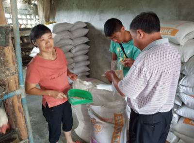 貴定縣開展養殖環節重大風險排查及飼料抽檢工作，保障畜牧漁業飼料銷售安全
